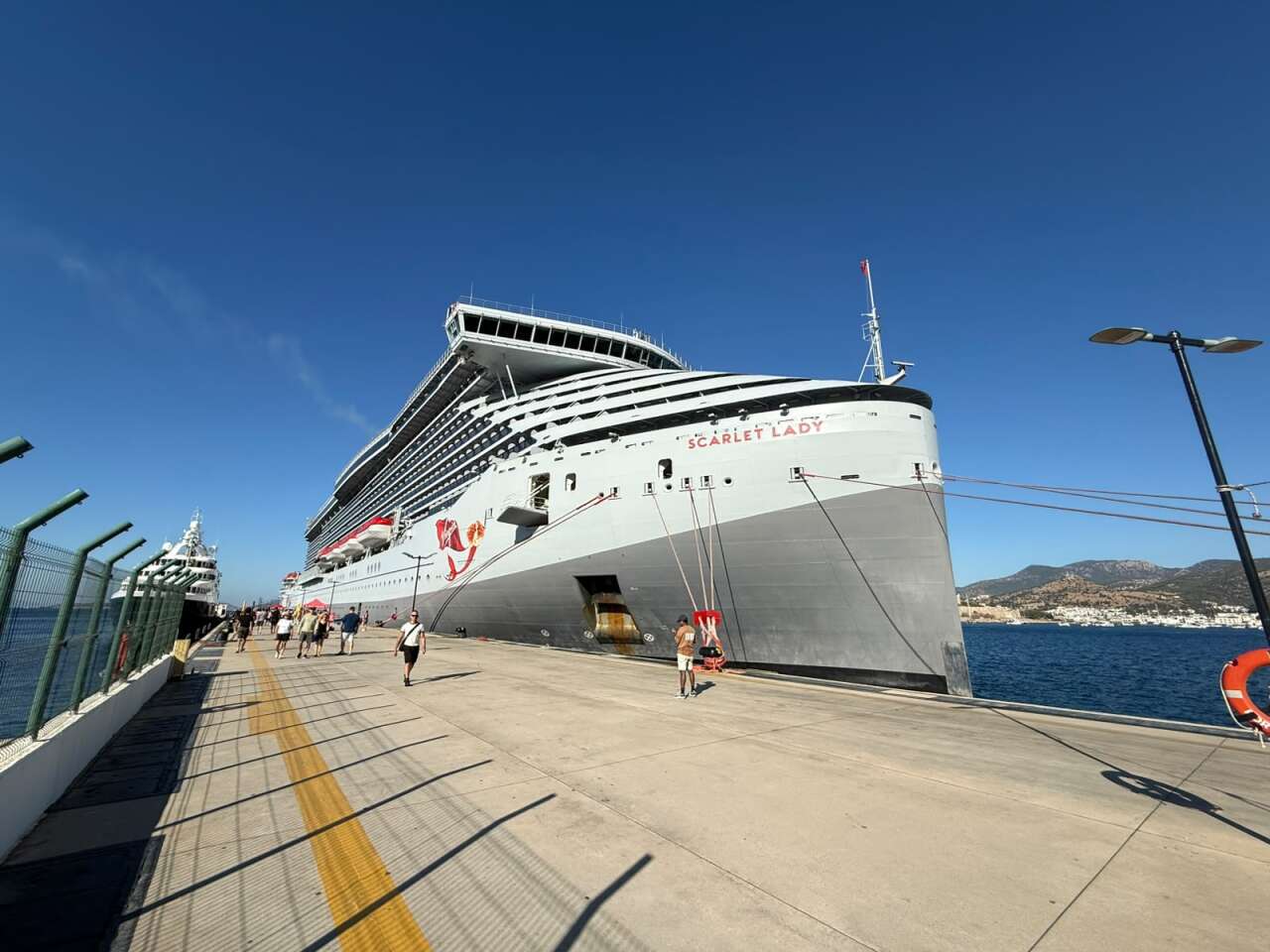Scarlet Lady Bodrum’da, 277 Metrelik Dev Kruvaziyer Limana Demirledi 3